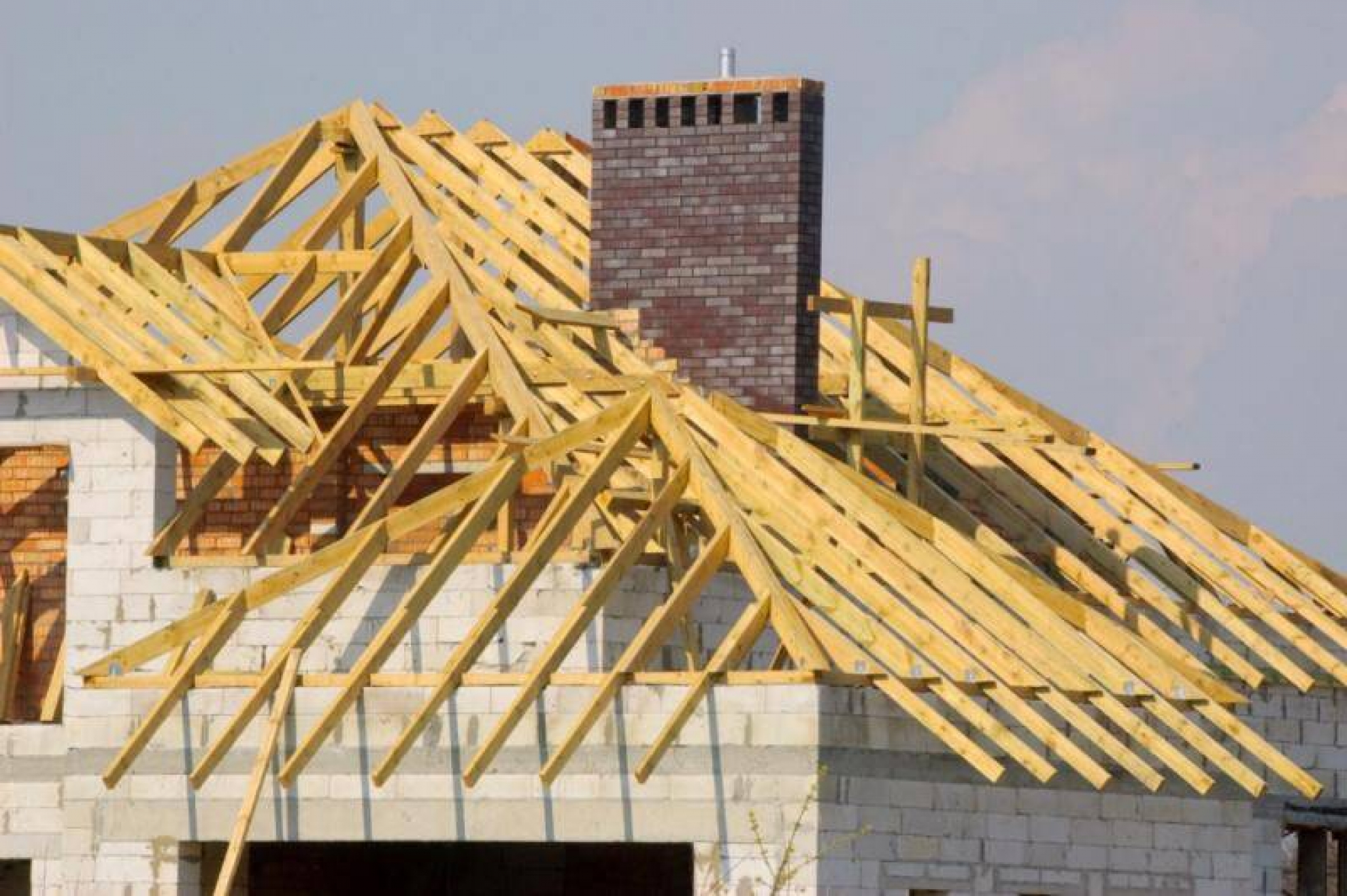Jak wybrać drewno na konstrukcję dachu?