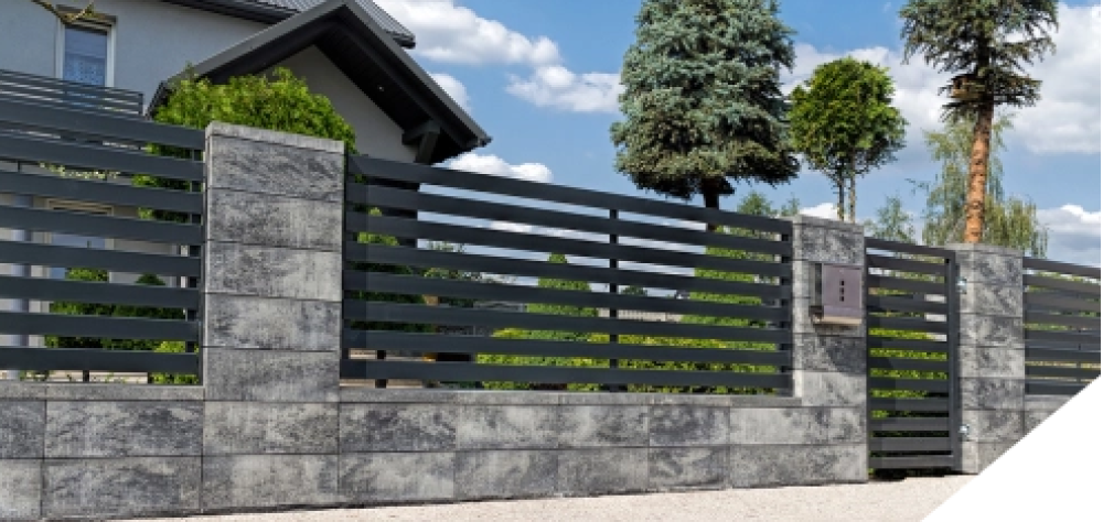 10 praktycznych wskazówek dotyczących budowy ogrodzenia z bloczków  betonowych