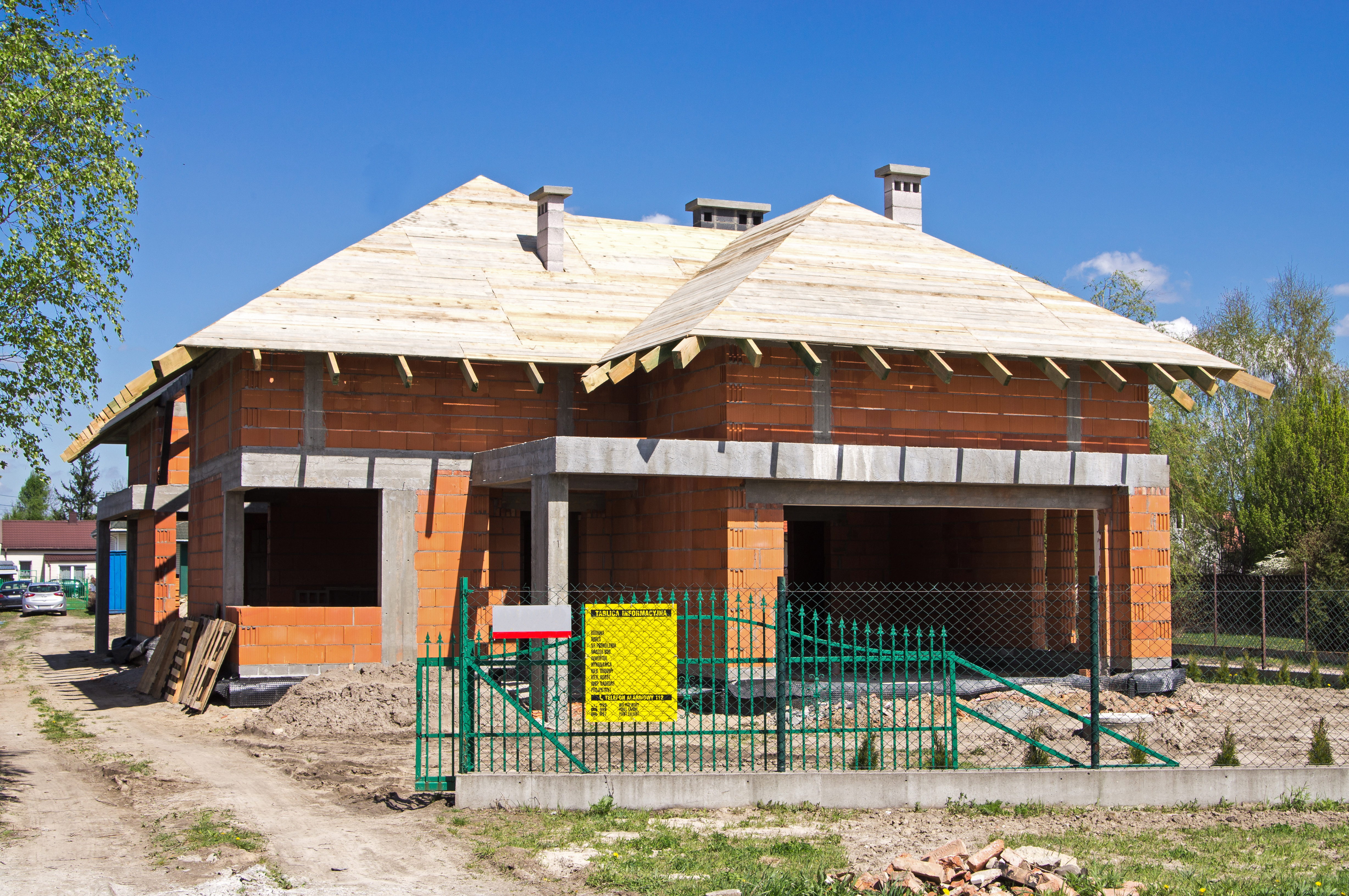 Budowa z cegły jest nadal bardzo popularna w Polsce, na szczęście Inwestorzy coraz częściej poszukują nowych innowacyjnych technologii budowlanych. 